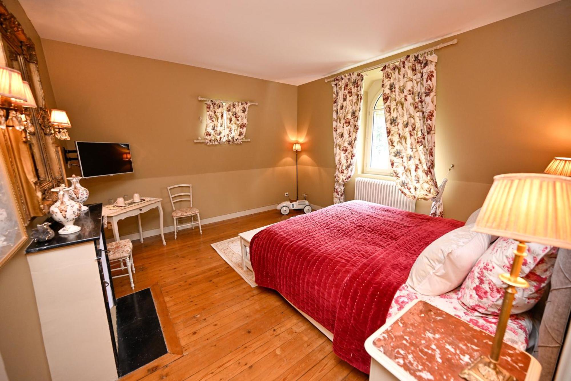 ชาโต เดอ ลา แช Hotel Saint-Christophe-en-Brionnais ภายนอก รูปภาพ